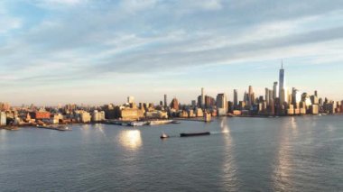 Günbatımında Manhattan ve Hudson Nehri 'nin silüeti - İHA fotoğrafçılığı