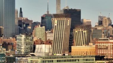 New York 'un Manhattan kıyısı boyunca uçmak - New York, Birleşik Devletler - 15 Şubat 2023