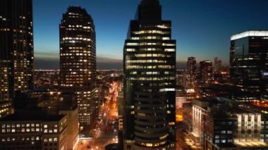 Jersey City 'de geceleri ofis binaları, hava manzarası, insansız hava aracı fotoğrafçılığı.