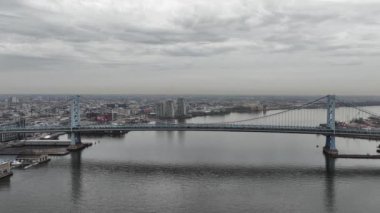 Philadelphia 'daki Delaware Nehri üzerinde Ben Franklin Köprüsü - İHA fotoğrafçılığı