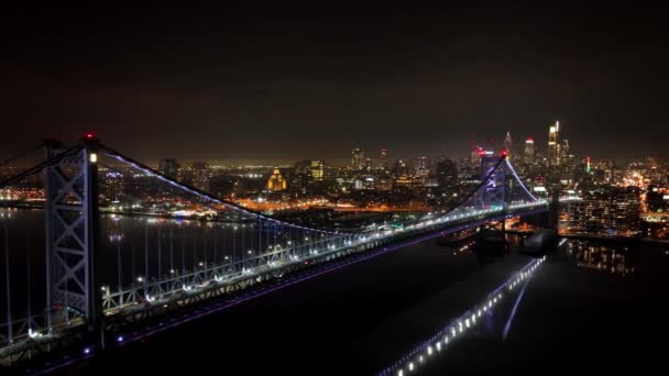 夜のベン フランクリン ブリッジとフィラデルフィア市 ドローン写真 — ストック動画