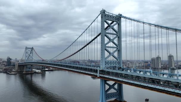 Удивительный Мост Бена Франклина Через Реку Делауэр Филадельфии Фотография Дрона — стоковое видео