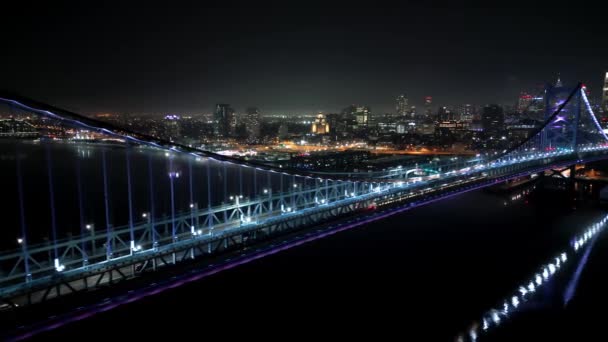 Benjamin Franklin Bridge Και Skyline Philadelphia Βράδυ Εναέρια Προβολή Drone — Αρχείο Βίντεο