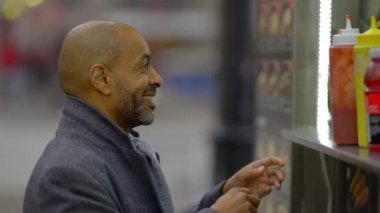 Buying a hot dog in the streets of New York - travel photography