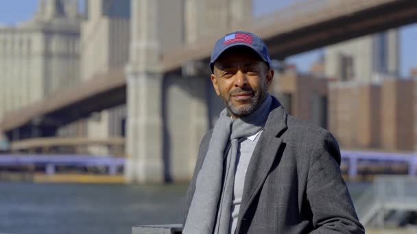 Afro American Man Vid Brooklyn Bridge New York Fotografi — Stockvideo