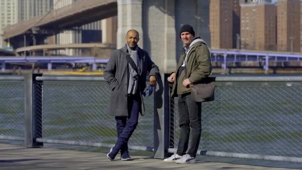 Φίλοι Χαλαρώνουν Στο Brooklyn Bridge Ταξιδιωτικές Φωτογραφίες — Αρχείο Βίντεο