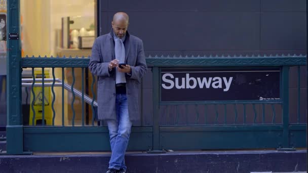 Muž Čekající Vchodu Metra New Yorku Cestovní Fotografie — Stock video
