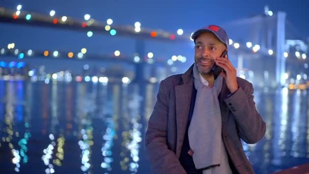 Afroamerykanin Stojący Nocą Brooklyn Bridge Nowym Jorku Zdjęcia Wakacji — Wideo stockowe