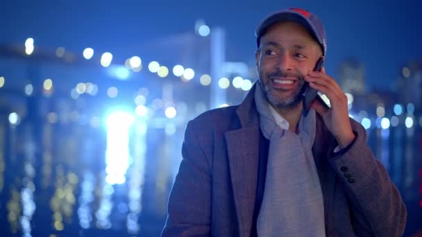 Afro American Man Standing Brooklyn Bridge New York Night Travel — стоковое видео
