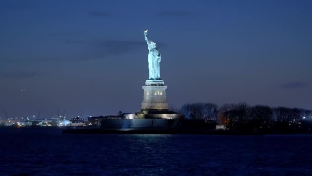Geceleri New York Özgürlük Heykeli Seyahat Fotoğrafçılığı — Stok video