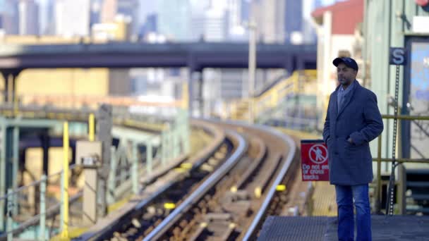 Man Die Wacht Metro New York Reizen — Stockvideo