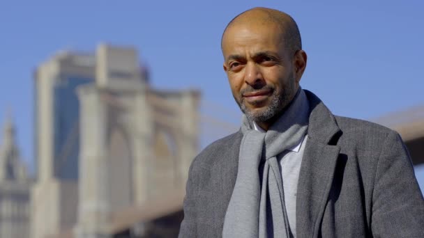 纽约布鲁克林大桥的非裔美国商人 旅行摄影 — 图库视频影像