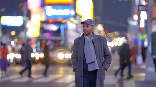 在曼哈顿散步的黑人男子 夜间旅行摄影 — 图库视频影像