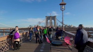 Brooklyn Köprüsü 'nde eğlenen insanlar - New York, Birleşik Devletler - 14 Şubat 2023