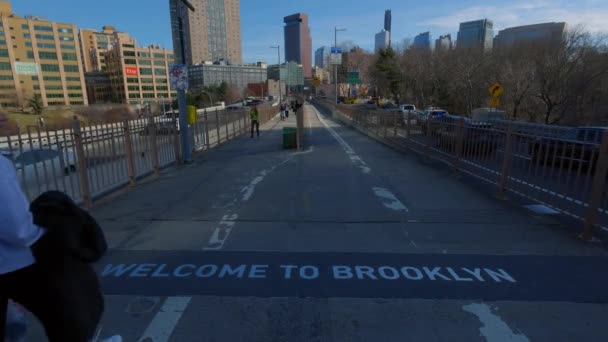 Caminando Sobre Puente Brooklyn Nueva York Estados Unidos Febrero 2023 — Vídeos de Stock