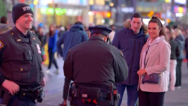 Friendly Nypd Officers Posing Photos Times Square New York City — Stock video