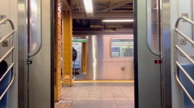 New York Metro treni kapılar kapanıyor - New York, Amerika Birleşik Devletleri - 14 Şubat 2023