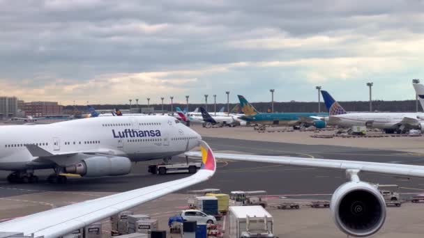 Aviões Lufthansa Boeing 747 Aeroporto Cidade Frankfurt Alemanha Fevereiro 2023 — Vídeo de Stock