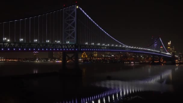 フィラデルフィア市とベンジャミン フランクリン橋の夜 ドローン写真 — ストック動画