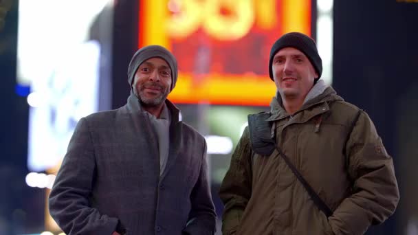 ニューヨークのタイムズスクエアで楽しんでいる2人の男性 旅行写真 — ストック動画