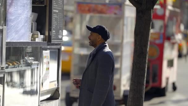 Αγοράζοντας Έναν Καφέ Στο Δρόμο Στη Νέα Υόρκη Ταξιδιωτική Φωτογραφία — Αρχείο Βίντεο