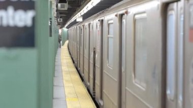 New York metro istasyonunda tren - seyahat fotoğrafçılığı