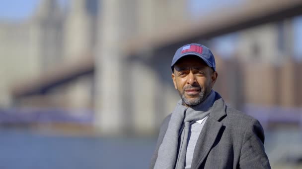 Afro American Man Brooklyn Bridge New York Travel Photography — 图库视频影像