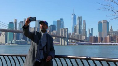 Afro-Amerikalı Adam Manhattan Skyline 'ın fotoğraflarını çekiyor - seyahat fotoğrafçılığı