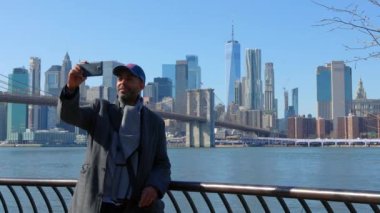 Afro-Amerikalı Adam Manhattan Skyline 'ın fotoğraflarını çekiyor - seyahat fotoğrafçılığı
