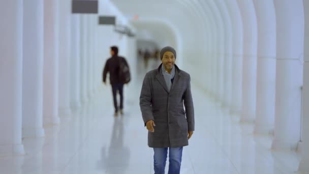 Uomo Affari Cammina Lungo Corridoio Fotografia Viaggio — Video Stock