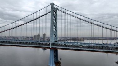 Philadelphia 'daki Delaware Nehri üzerindeki Benjamin Franklin Köprüsü - İHA fotoğrafçılığı