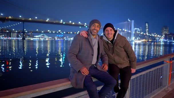 Amigos Relaxantes Brooklyn Bridge Noite Fotografia Viagem — Vídeo de Stock