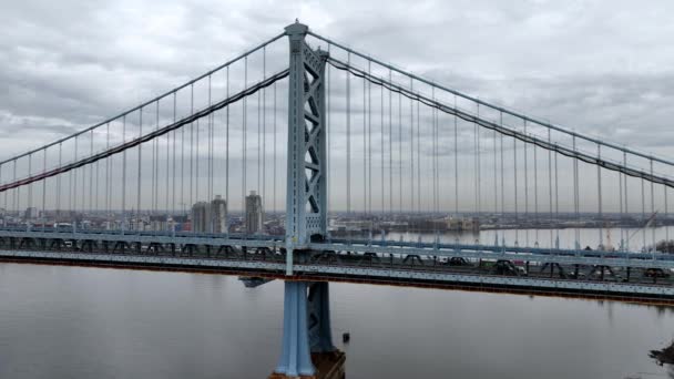 Удивительный Мост Бена Франклина Через Реку Делауэр Филадельфии Фотография Дрона — стоковое видео