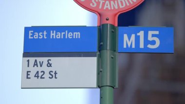 Manhattan 'daki Doğu Harlem otobüs durağı - seyahat fotoğrafçılığı