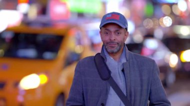 Times Meydanı 'nda New York sokaklarında Afro-Amerikalı Adam - seyahat fotoğrafçılığı