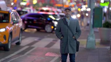 Times Meydanı 'nda New York sokaklarında Afro-Amerikalı Adam - seyahat fotoğrafçılığı