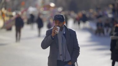 New York 'ta Central Park boyunca 5. Cadde' de yürüyüş. Seyahat fotoğrafçılığı.