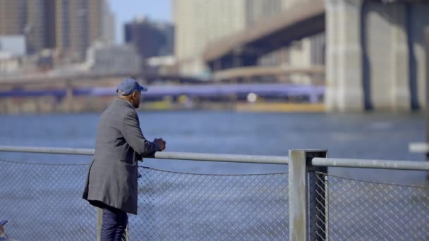 Afrikai Amerikai Férfi Brooklyn Bridge New York Utazási Fotózás — Stock videók