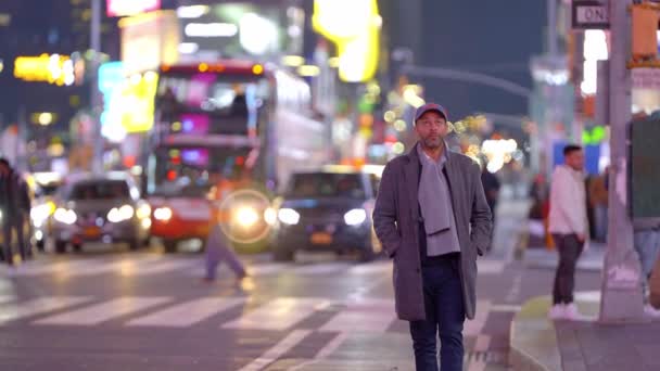Homem Afro Americano Caminhando Manhattan Noite Viagens Fotografia — Vídeo de Stock