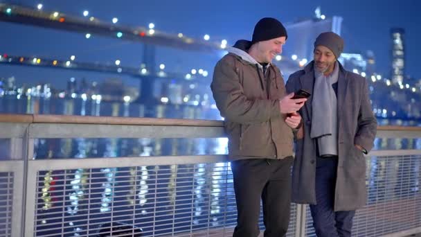 Barátok Pihenés Brooklyn Bridge Éjjel Utazási Fotózás — Stock videók
