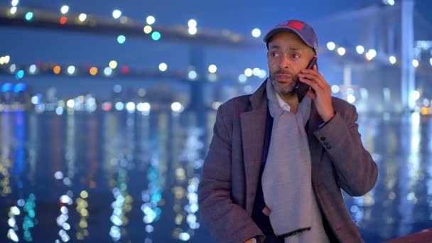 美国黑人男子站在纽约布鲁克林大桥的夜间旅行摄影 — 图库视频影像