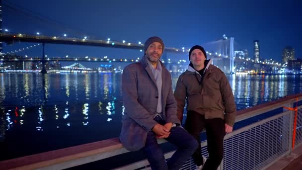 Freunde Entspannen Sich Bei Nacht Auf Der Brooklyn Bridge Reisefotos — Stockvideo