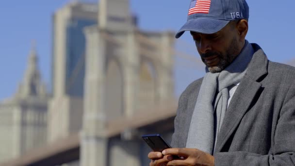 Afroamerykanin Brooklyn Bridge Nowym Jorku Podróże — Wideo stockowe