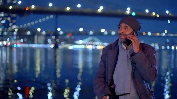 Afroamerykanin Stojący Nocą Brooklyn Bridge Nowym Jorku Podróże — Wideo stockowe