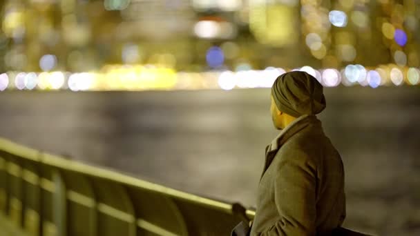 男子站在海滨与曼哈顿天际线 旅行摄影 — 图库视频影像