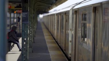New York 'ta bir istasyonda metro treni - seyahat fotoğrafçılığı