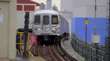 New York Metro treni New York Şehri, Birleşik Devletler 14 Şubat 2023 'te istasyona varıyor.