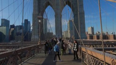 Brooklyn Köprüsü 'nde eğlenen insanlar - New York, Birleşik Devletler - 14 Şubat 2023