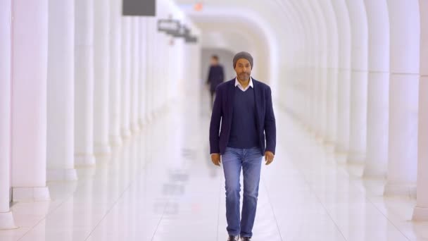 ビジネスマンが廊下を歩く 旅行写真 — ストック動画