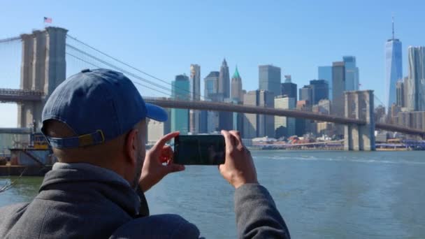 アフリカ系アメリカ人男性がマンハッタン スカイラインの写真を撮る 旅行写真 — ストック動画